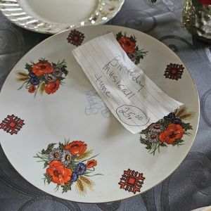 Birthday cake plate plays music